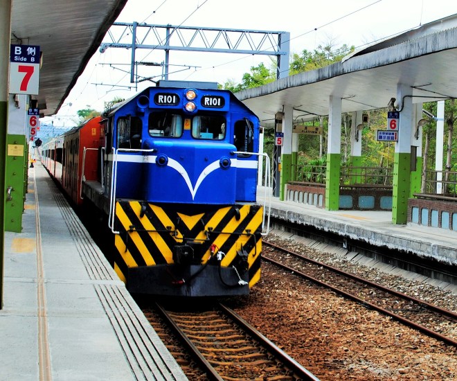 Bu fotoyou cekerken guvenlik gorevlisinden azari yedik. Aman yemedik senin sari cizgini :)